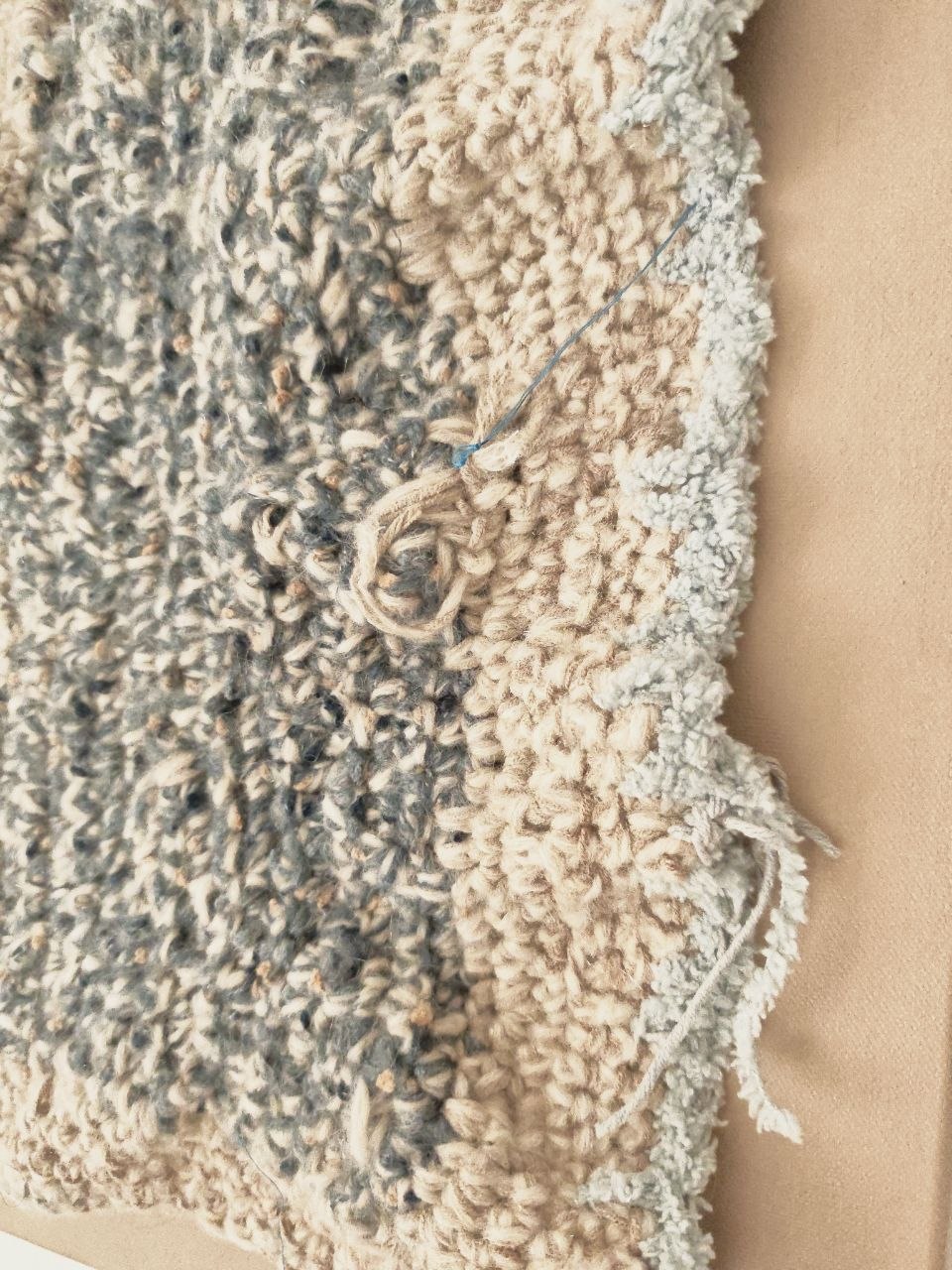 Ross.Wool · «Orlo del Giorno» — Cimosa di lana grezza sfilacciata con filo ceruleo, 2023
